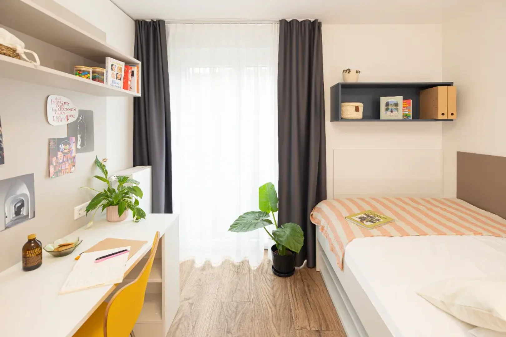 Studio d'étudiant minimaliste dans  avec agencement efficace