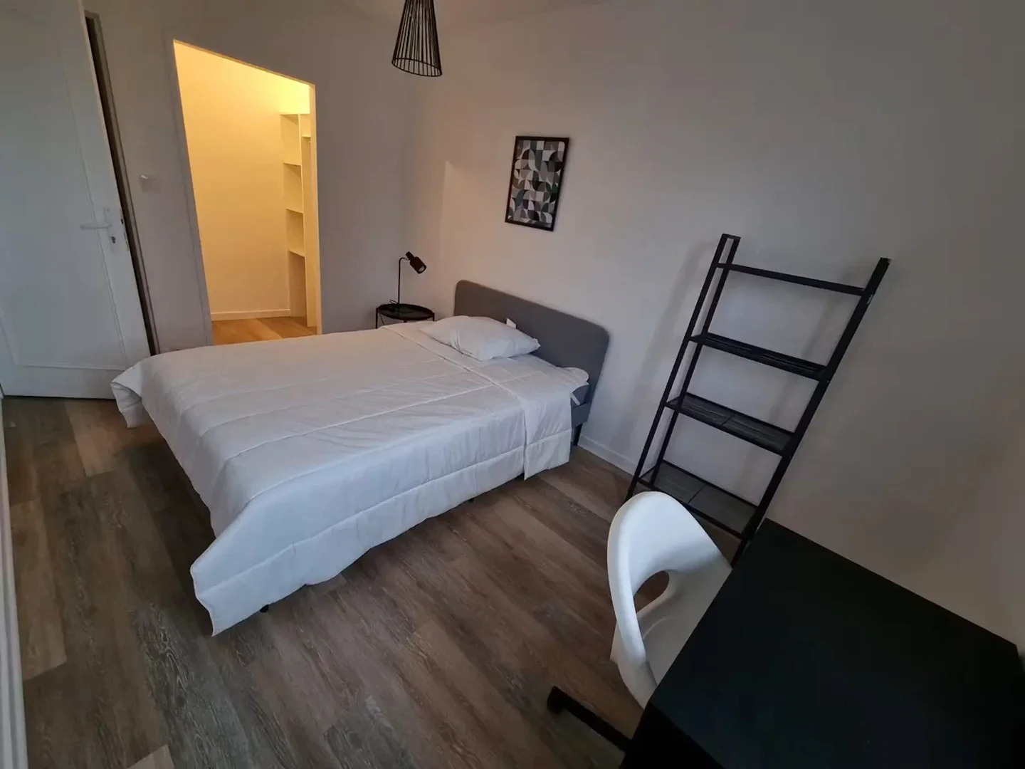 Quarto de estudante económico perto do campus em 