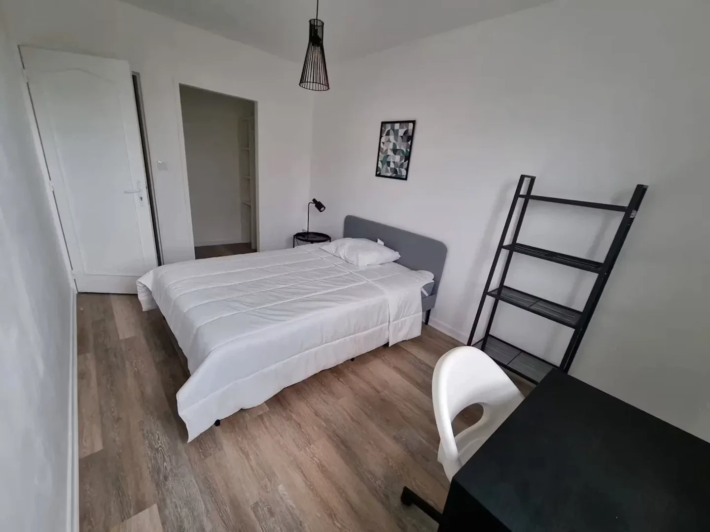 Quarto de estudante económico perto do campus em 