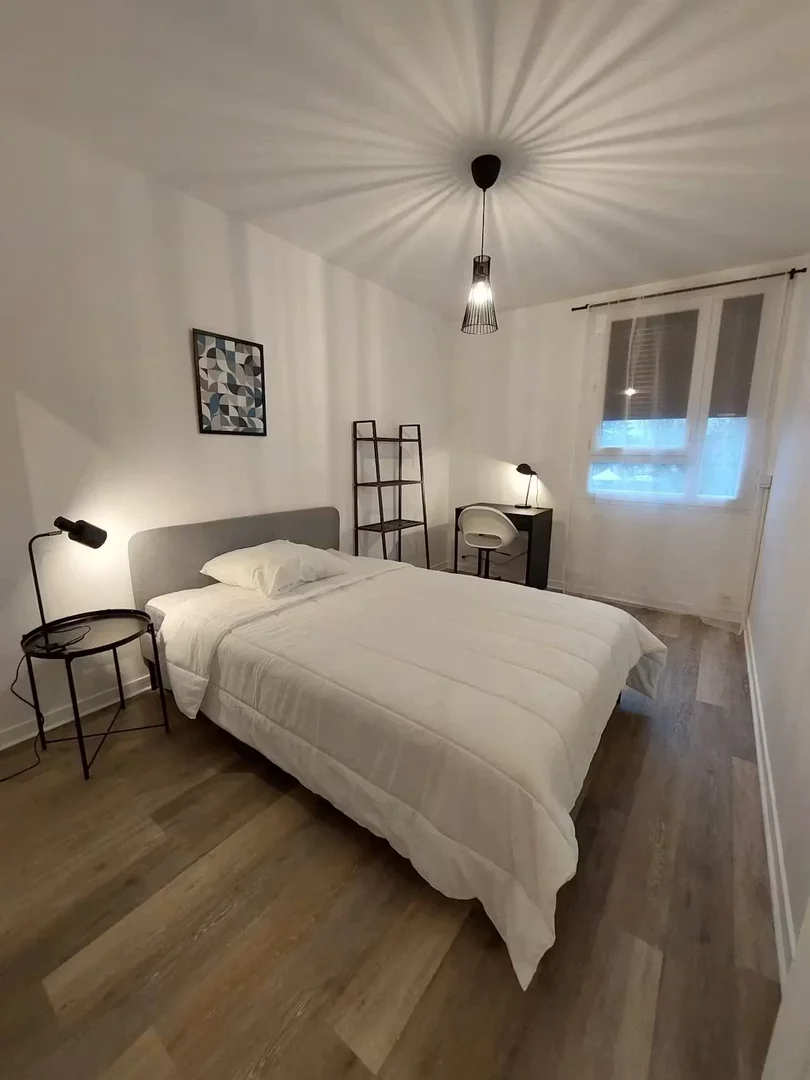 Quarto de estudante confortável e espaçoso em 