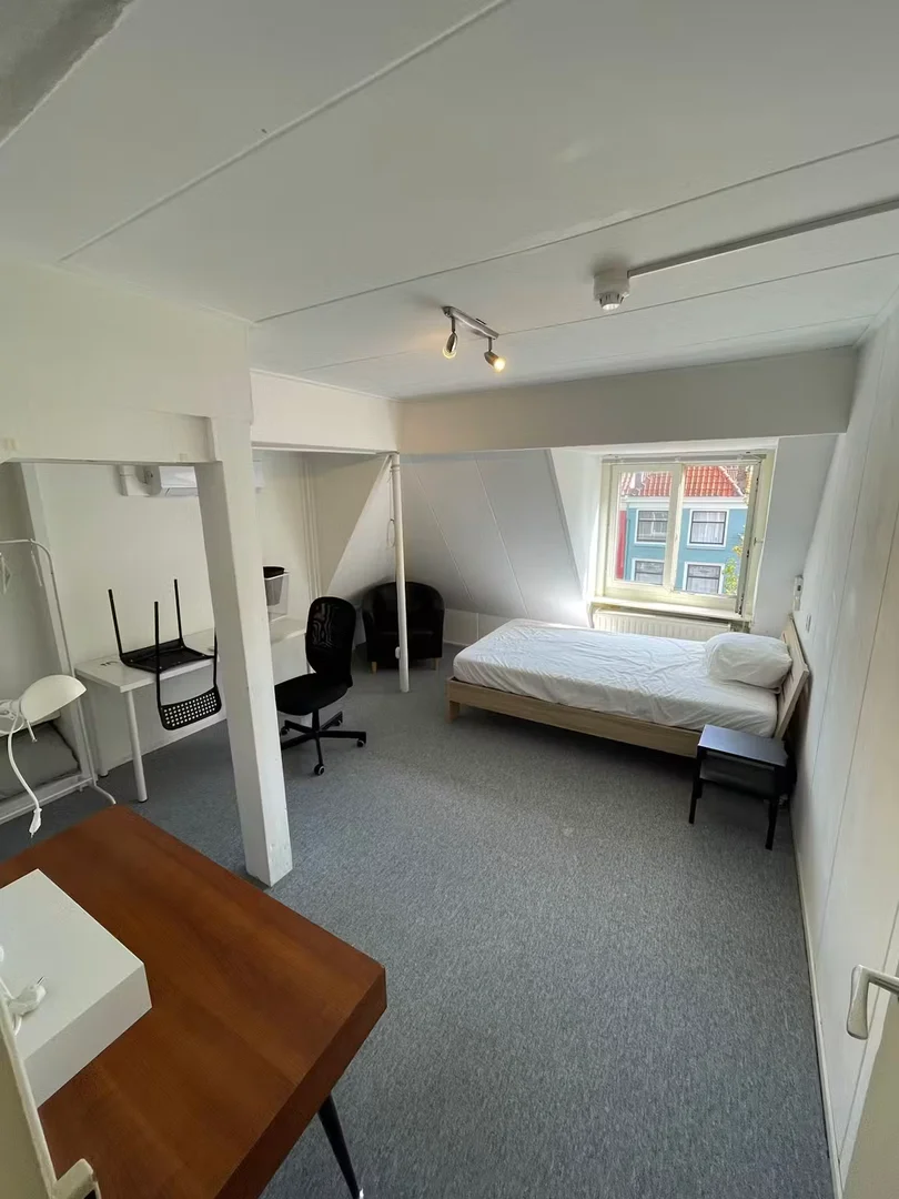 Habitación estudiantil luminosa y aireada con fácil acceso a la universidad en 