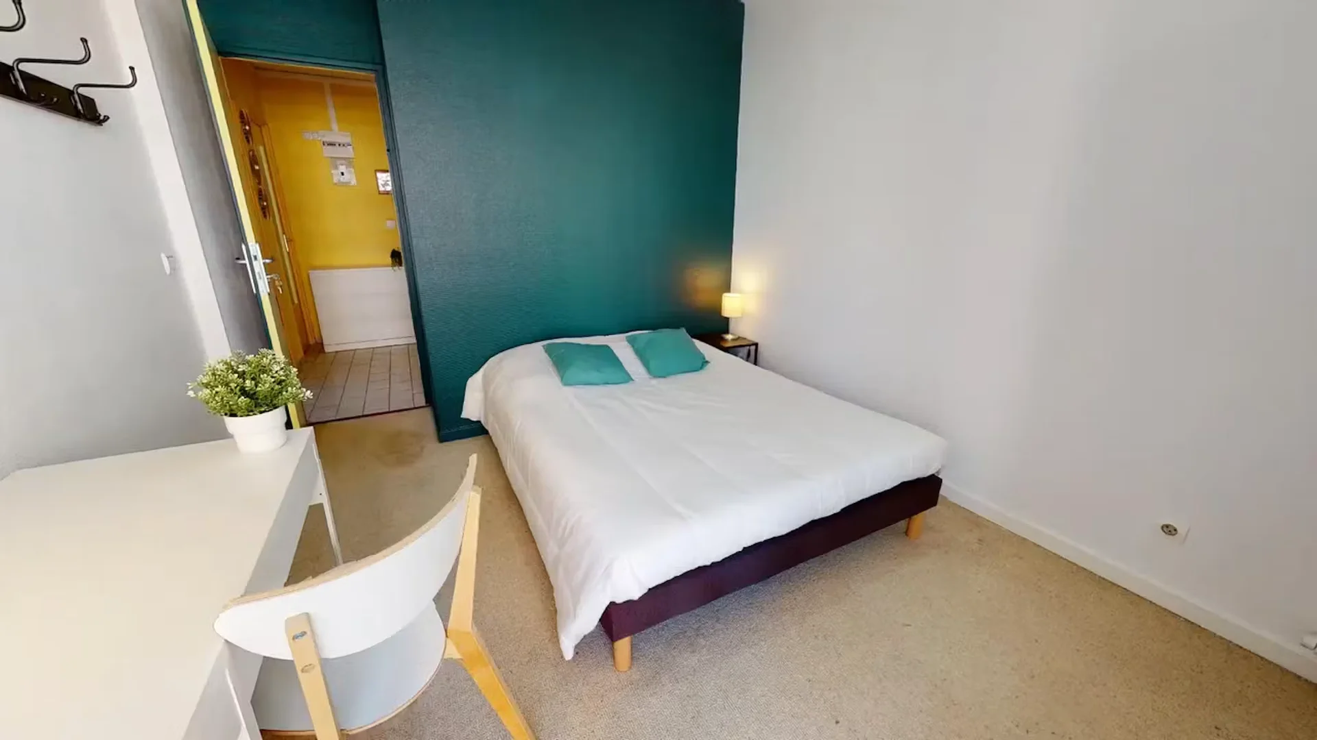Chambre d'étudiant à  avec espace d'étude et installations communes