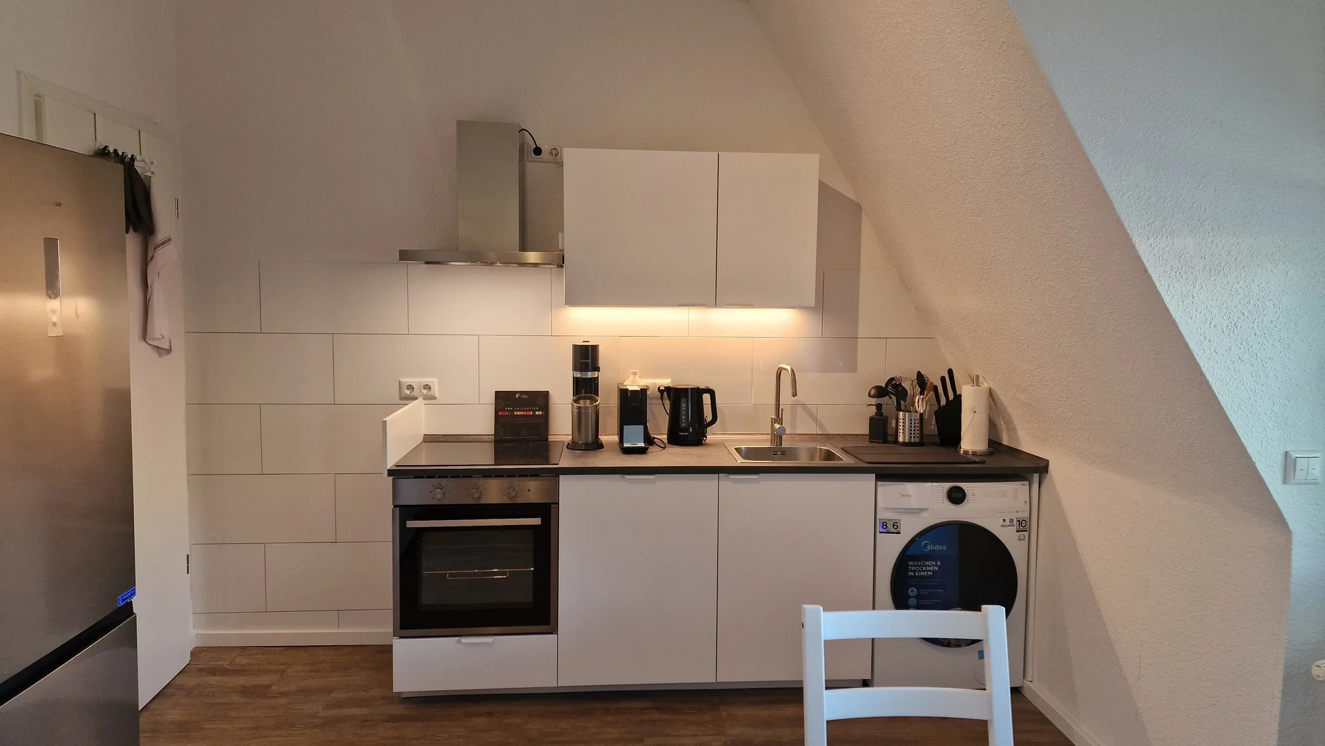 Quarto de estudante luminoso e arejado com acesso fácil à universidade em 