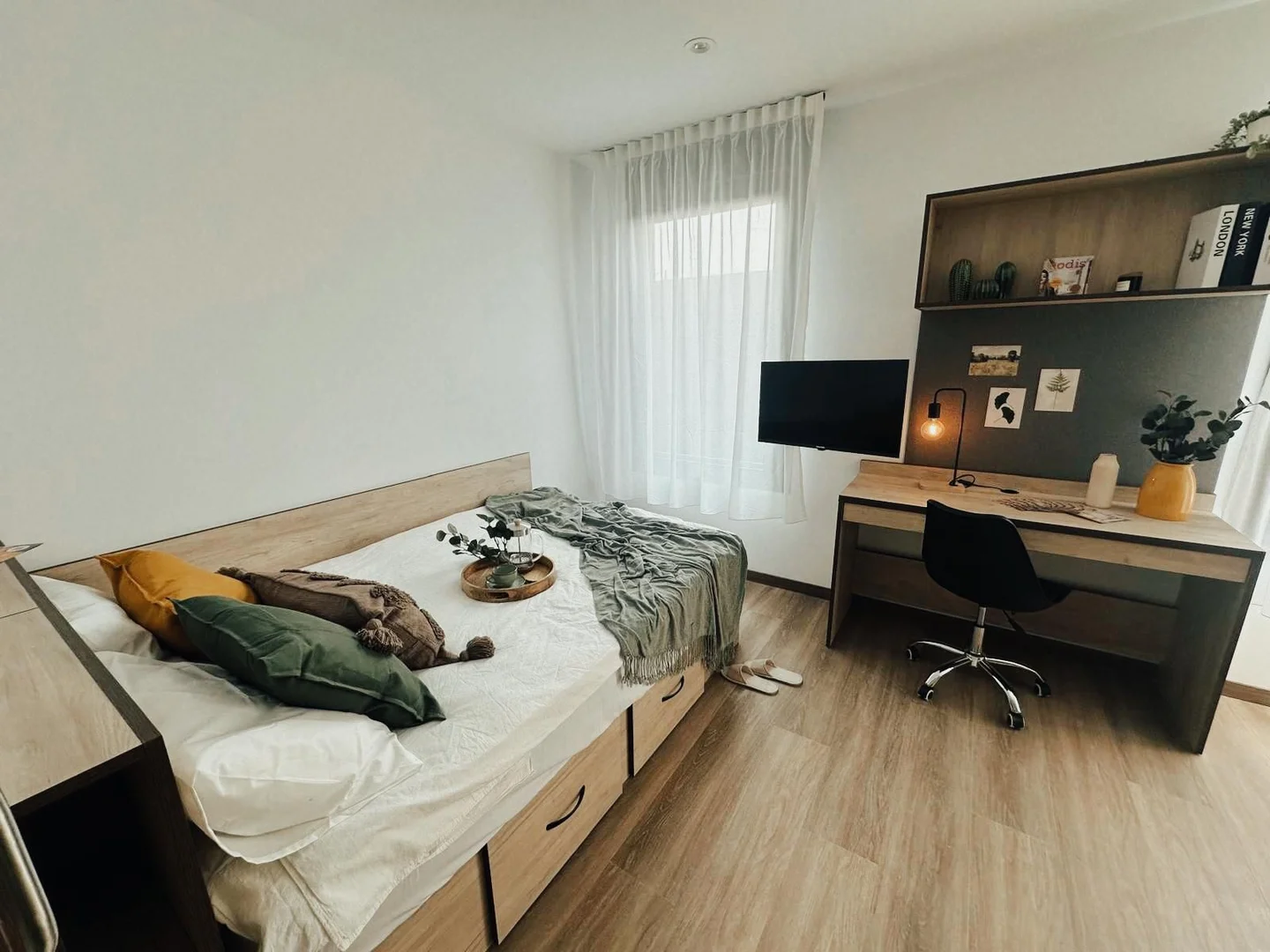 Habitación estudiantil funcional perfecta para estudiar en 