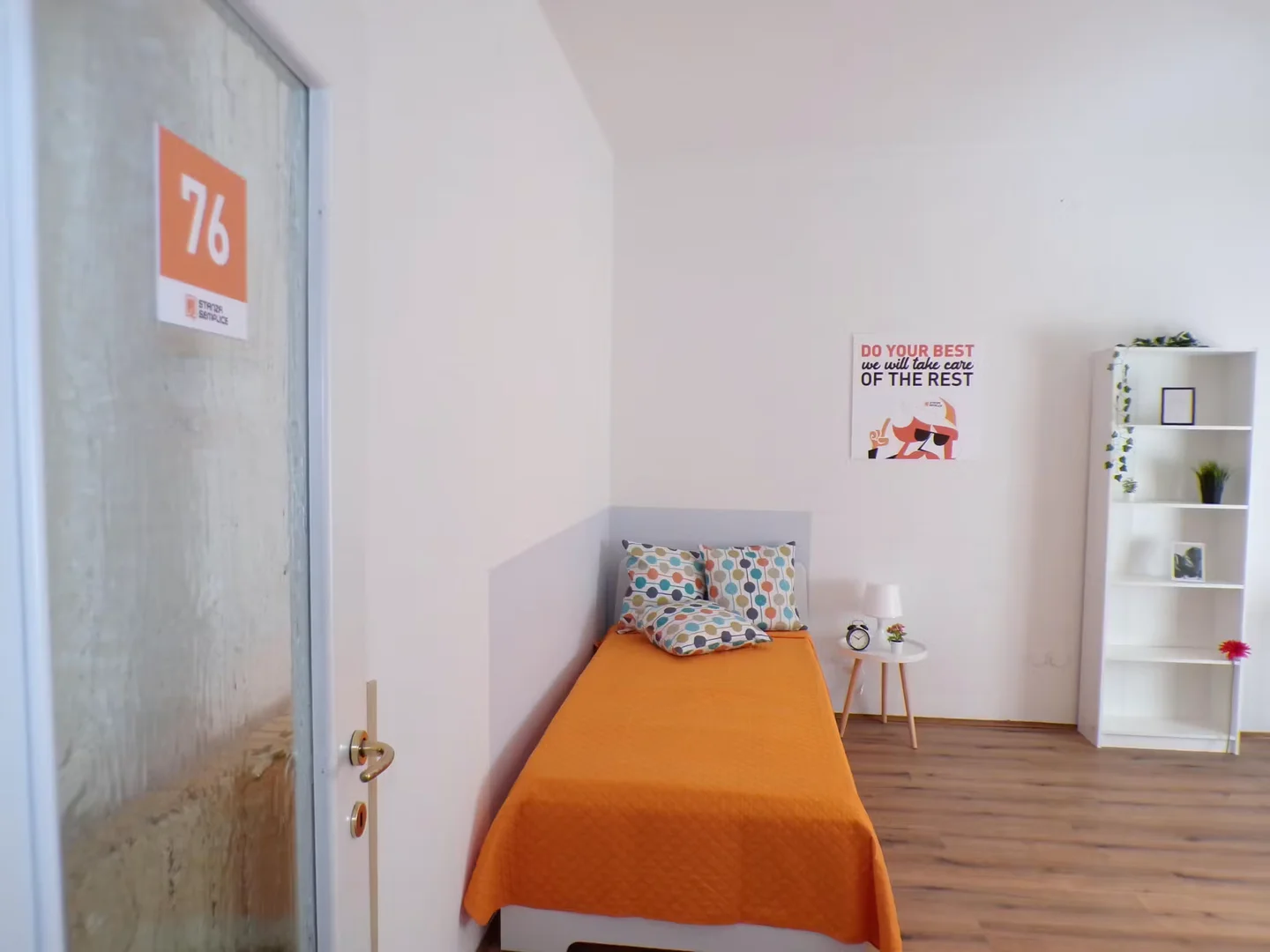 'da öğrenciler için yeterli aydınlatmaya sahip uygun fiyatlı oda