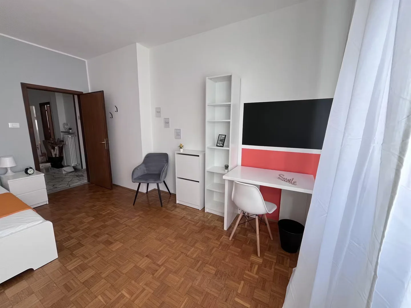 Chambre d'étudiant lumineuse et aérée avec accès facile à l'université dans 