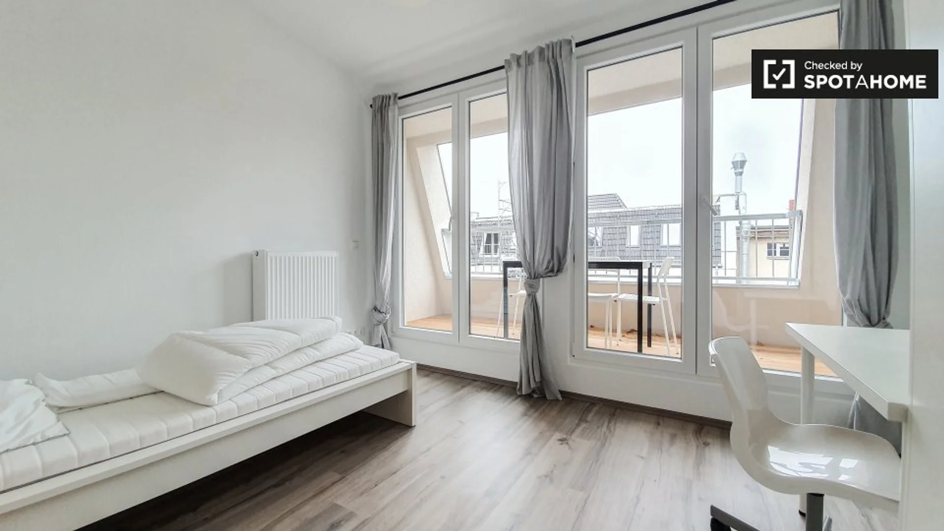 Habitación estudiantil amplia y cómoda en 