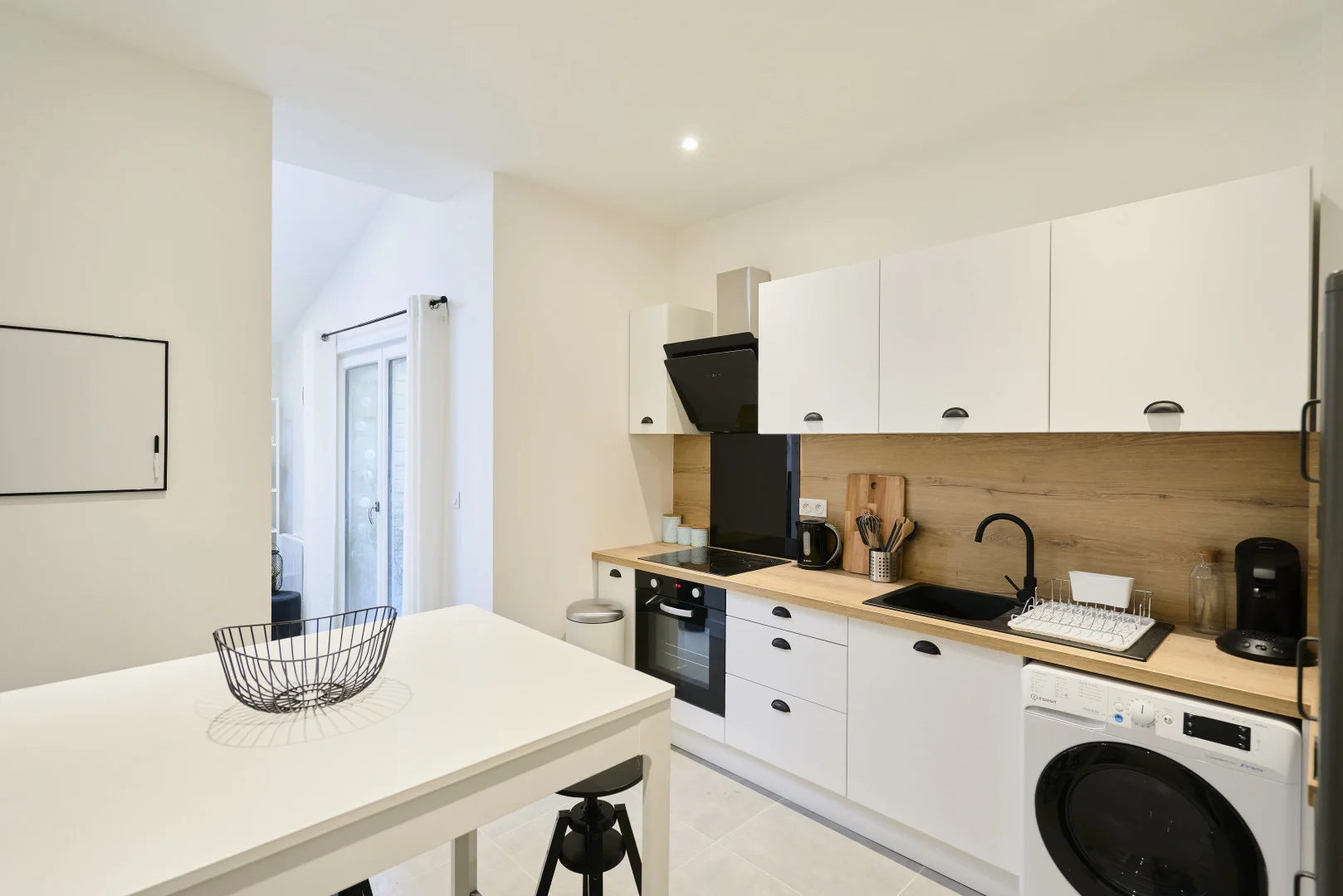 Habitación estudiantil luminosa y aireada con fácil acceso a la universidad en 