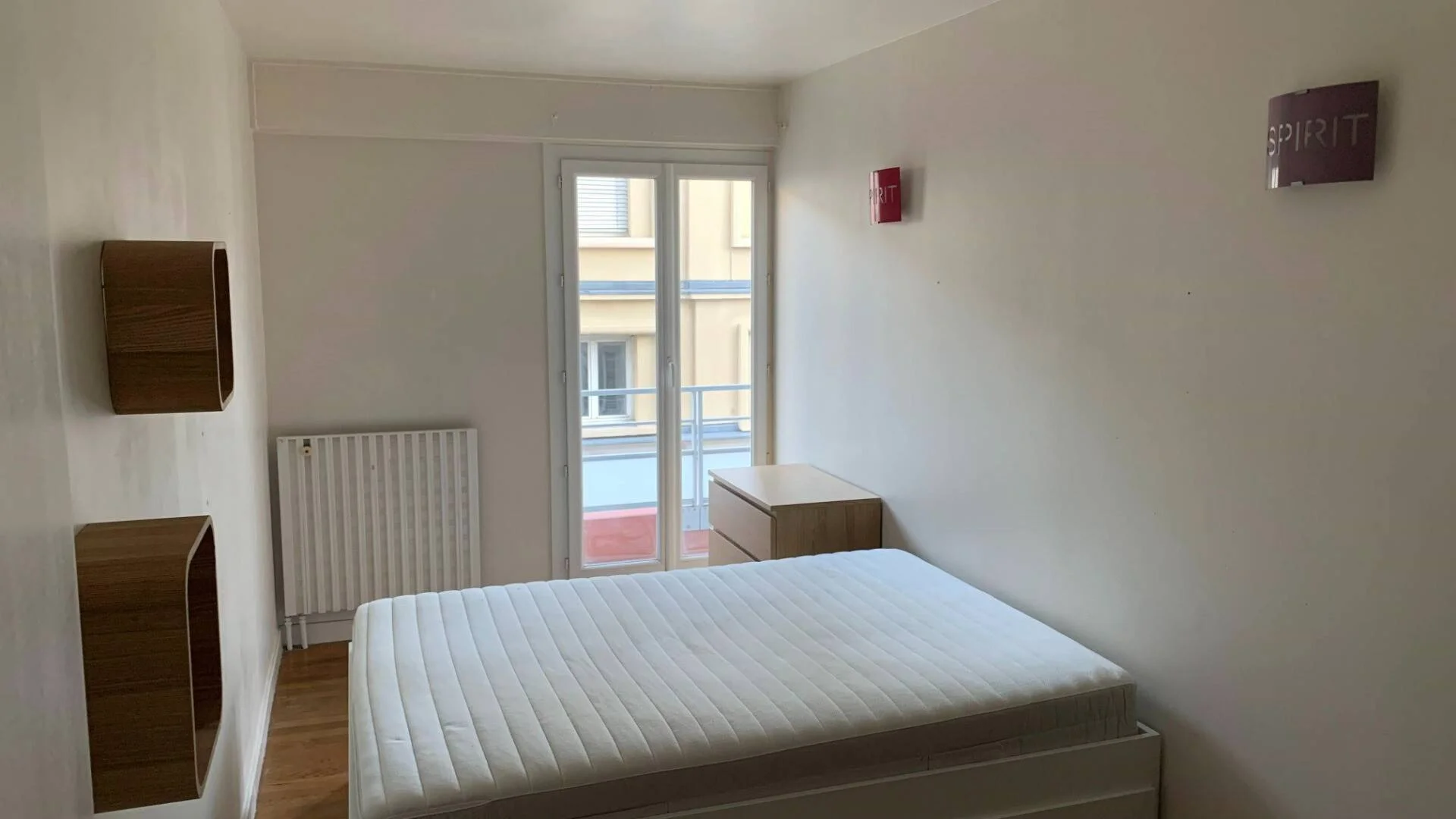 Studentenzimmer in  mit Arbeitsbereich und Gemeinschaftseinrichtungen