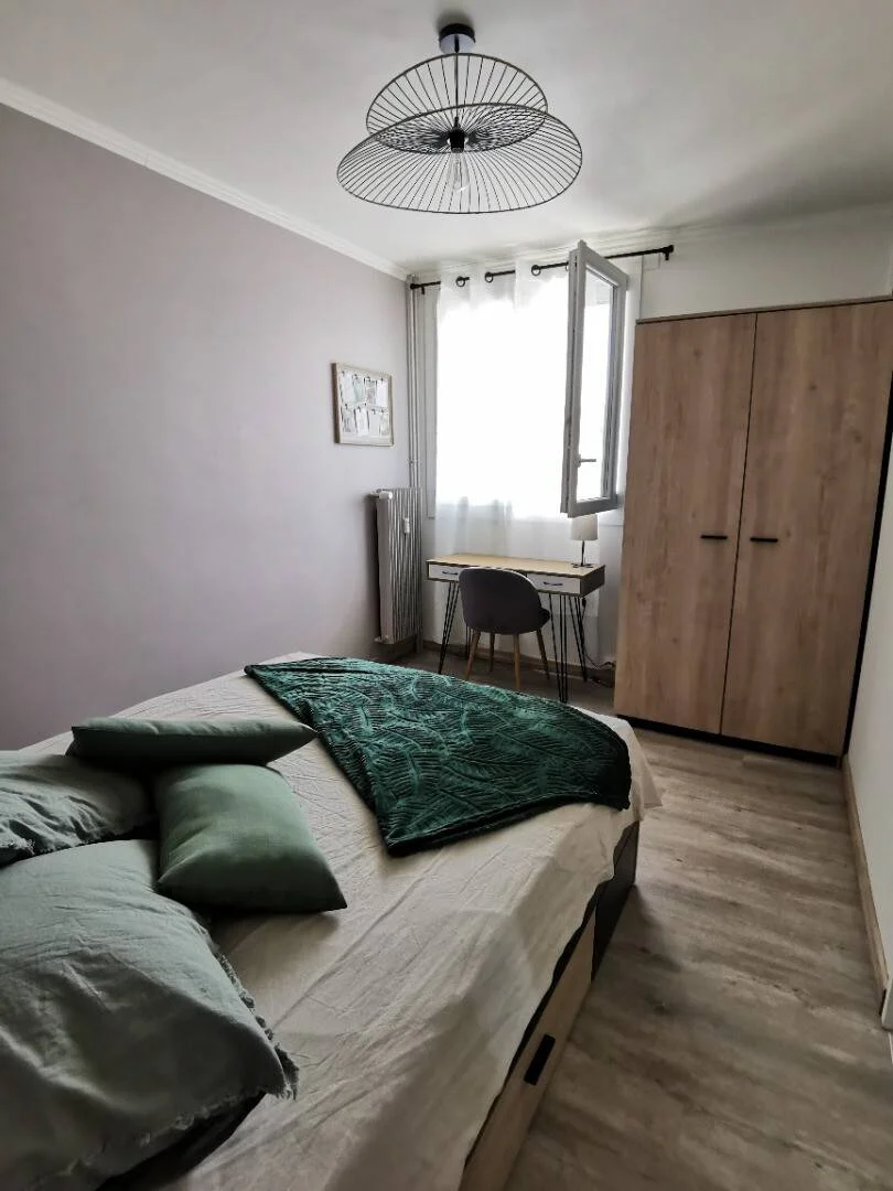 Studentenzimmer in  mit Arbeitsbereich und Gemeinschaftseinrichtungen