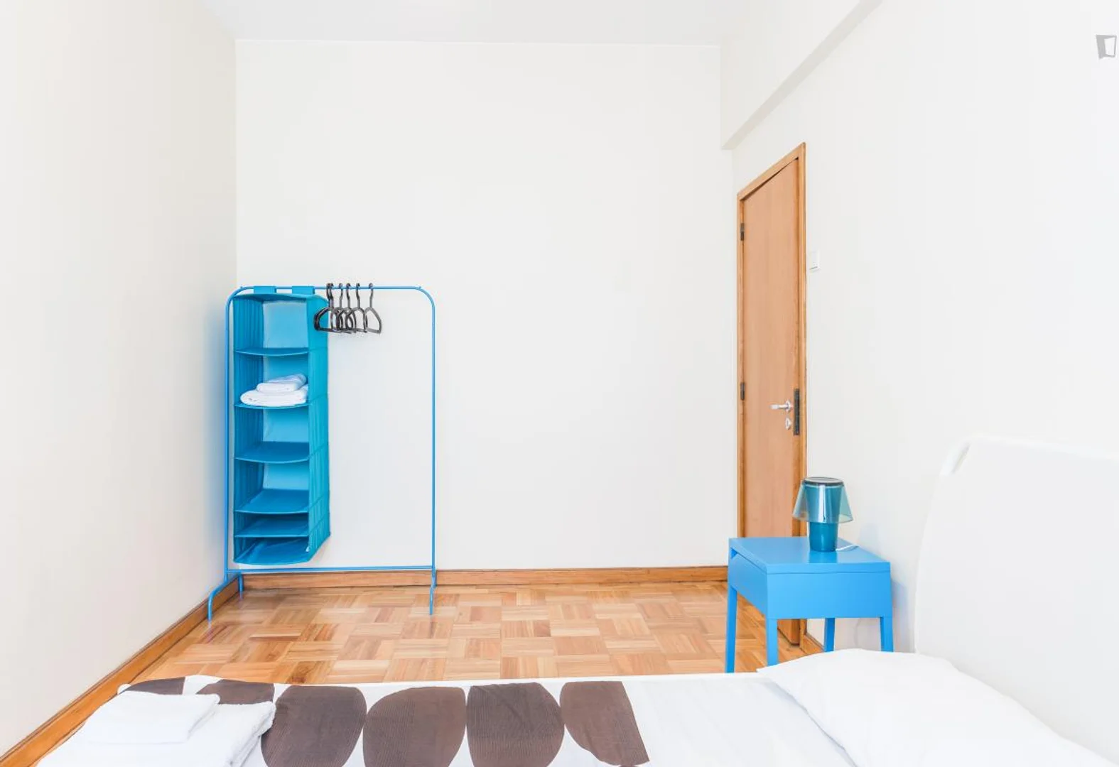 Chambre abordable pour les étudiants avec un bon éclairage dans