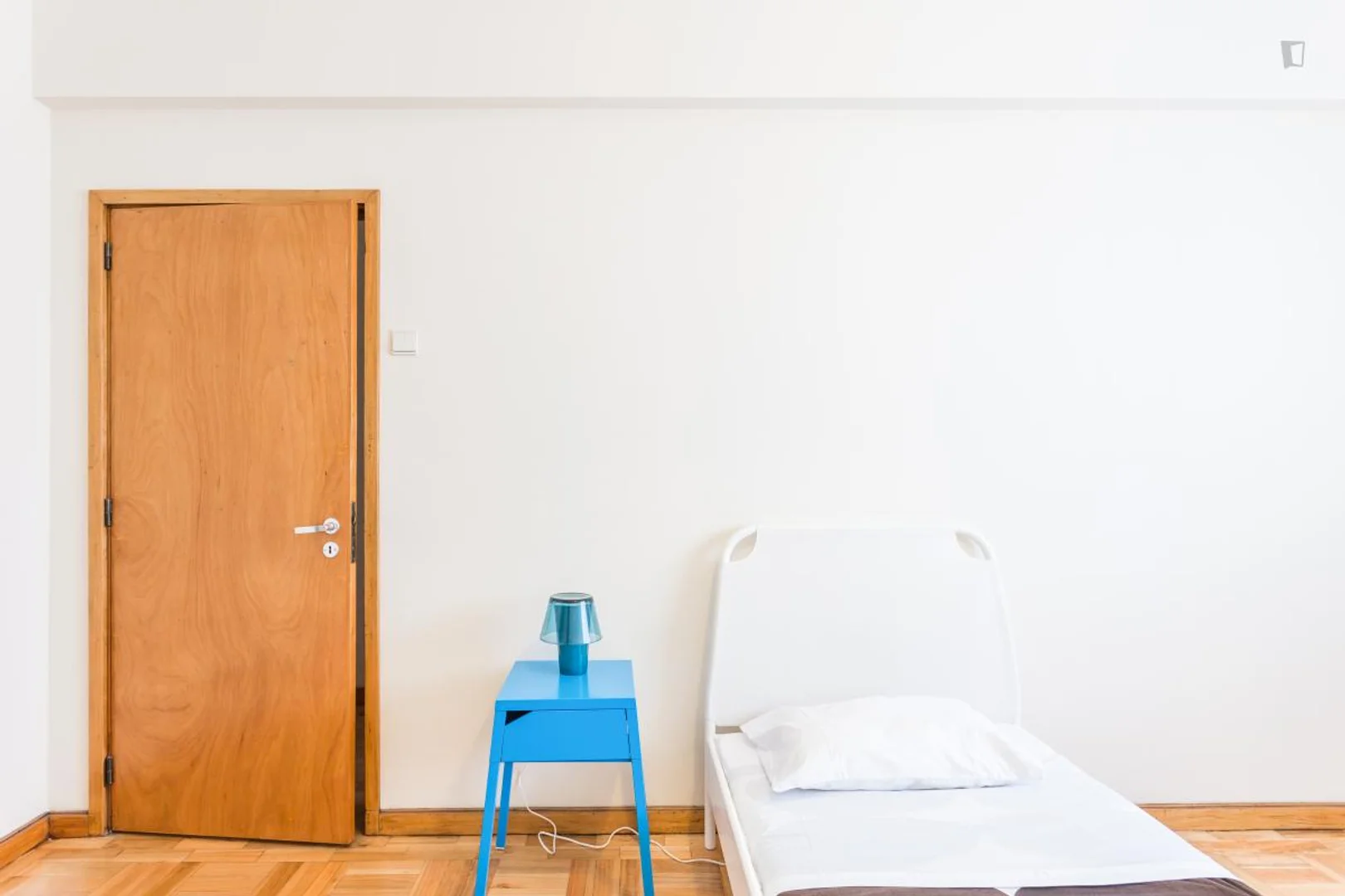 Chambre abordable pour les étudiants avec un bon éclairage dans