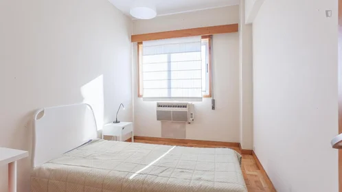 Chambre privée à Rua de Gonçalo Cristóvão, image 1 de 10