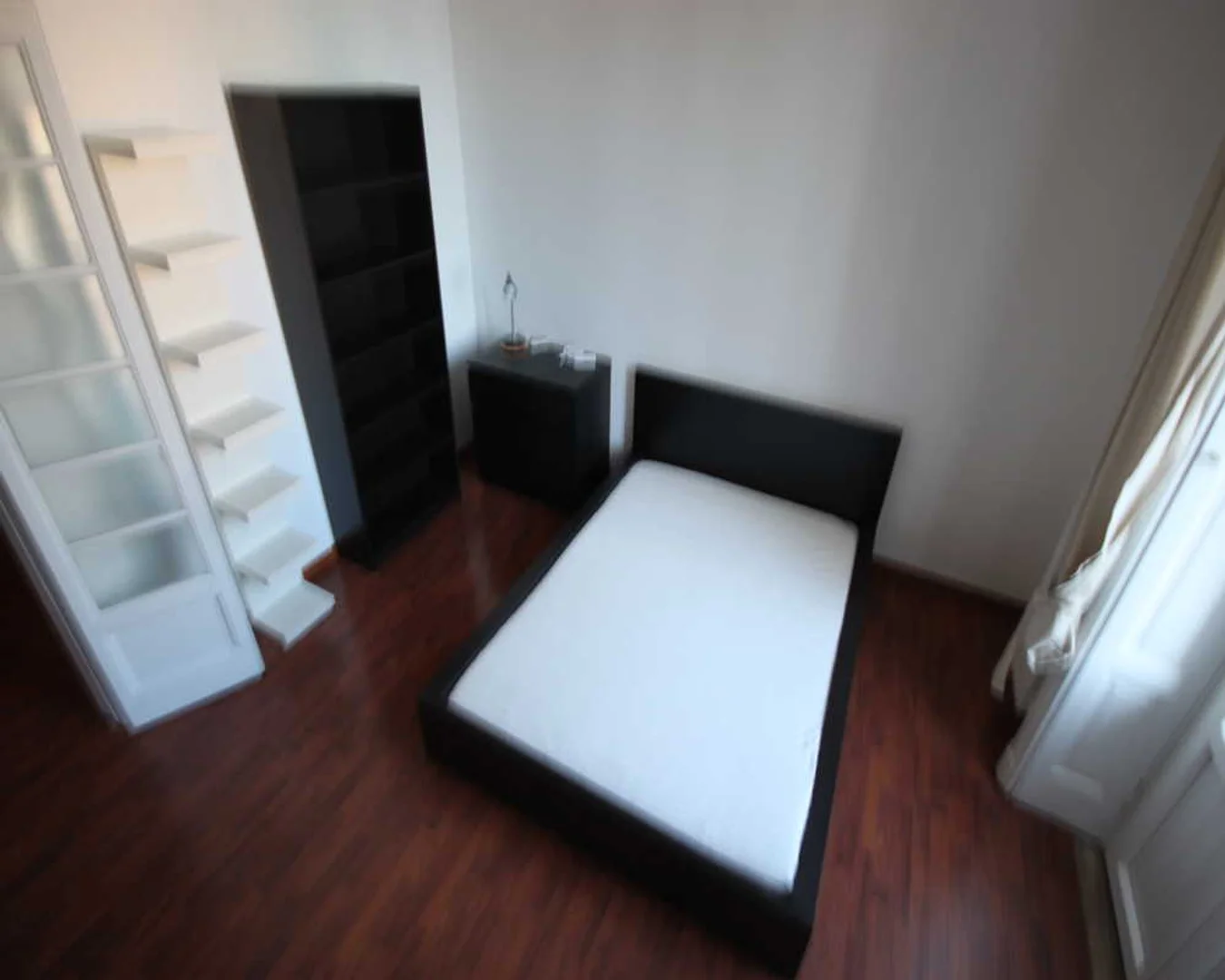 Quarto acessível para estudantes com iluminação ampla em 
