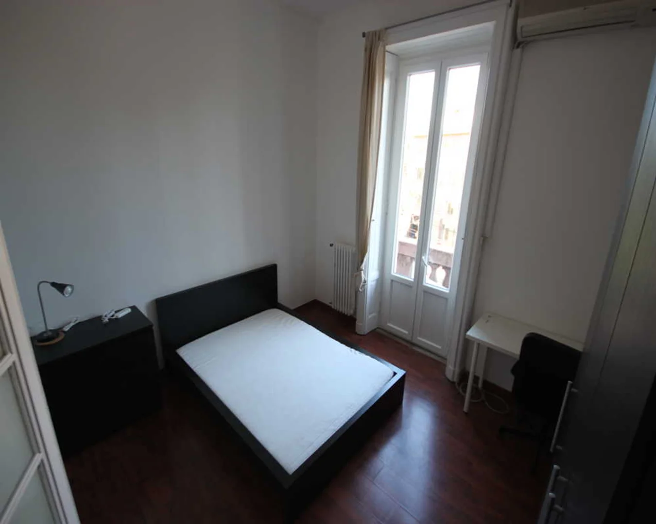 Quarto acessível para estudantes com iluminação ampla em 
