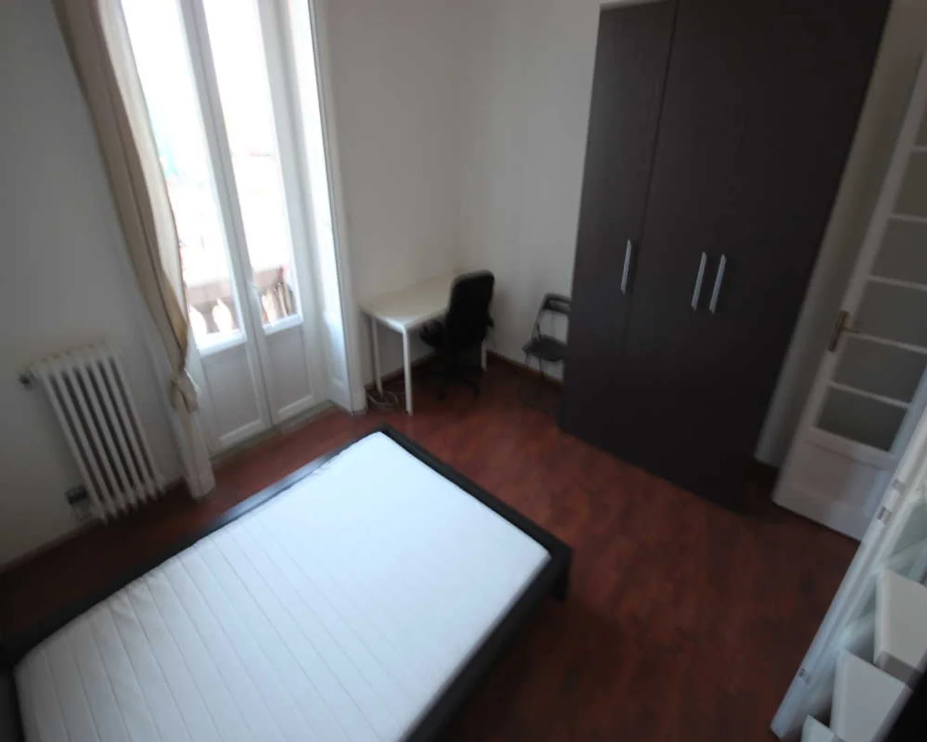 Quarto acessível para estudantes com iluminação ampla em 