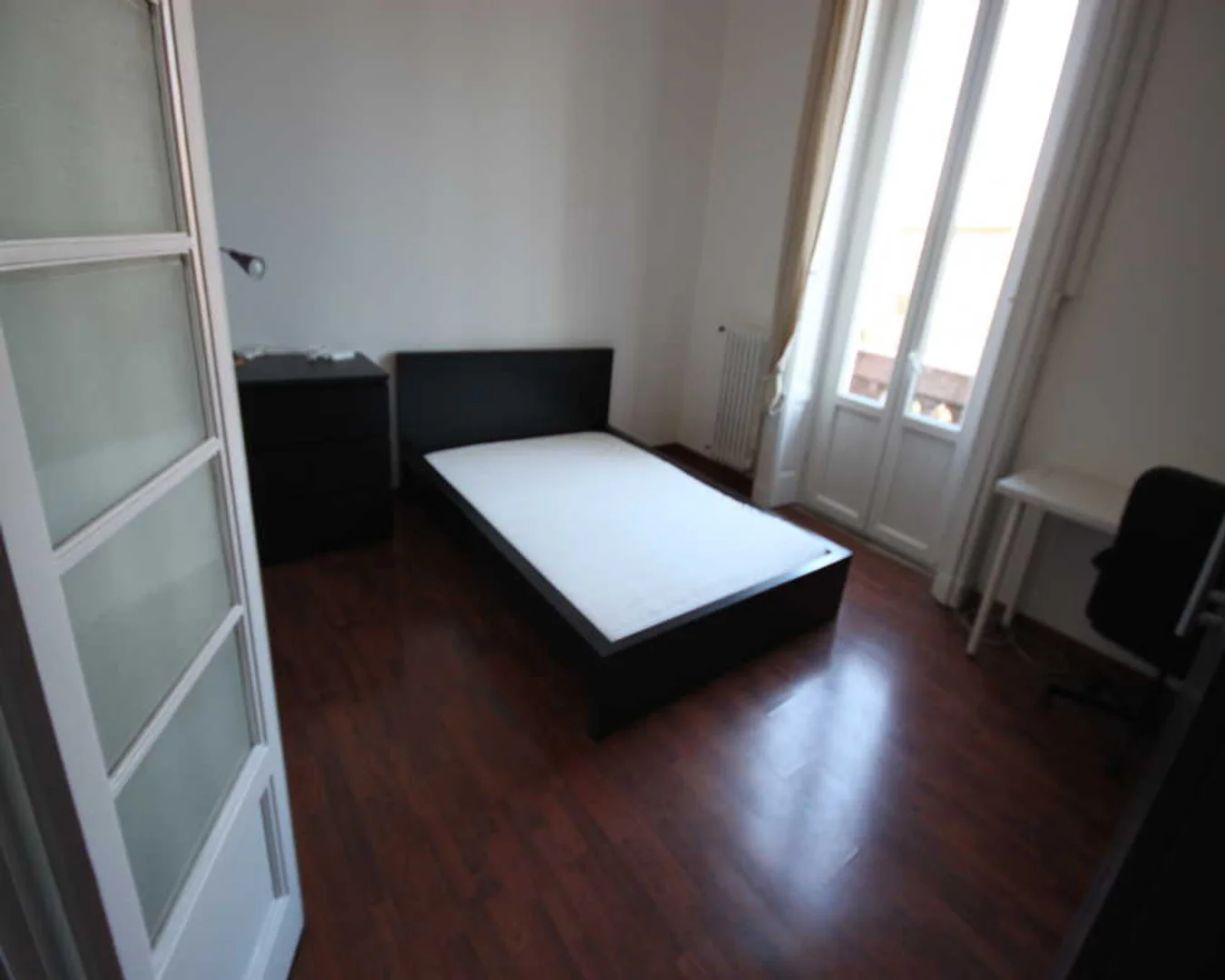 Quarto de estudante económico com localização conveniente em 