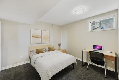 Alojamiento entero en 83 St George St, London, ON N6A 2Z6, Canada, imagen 1 de 10