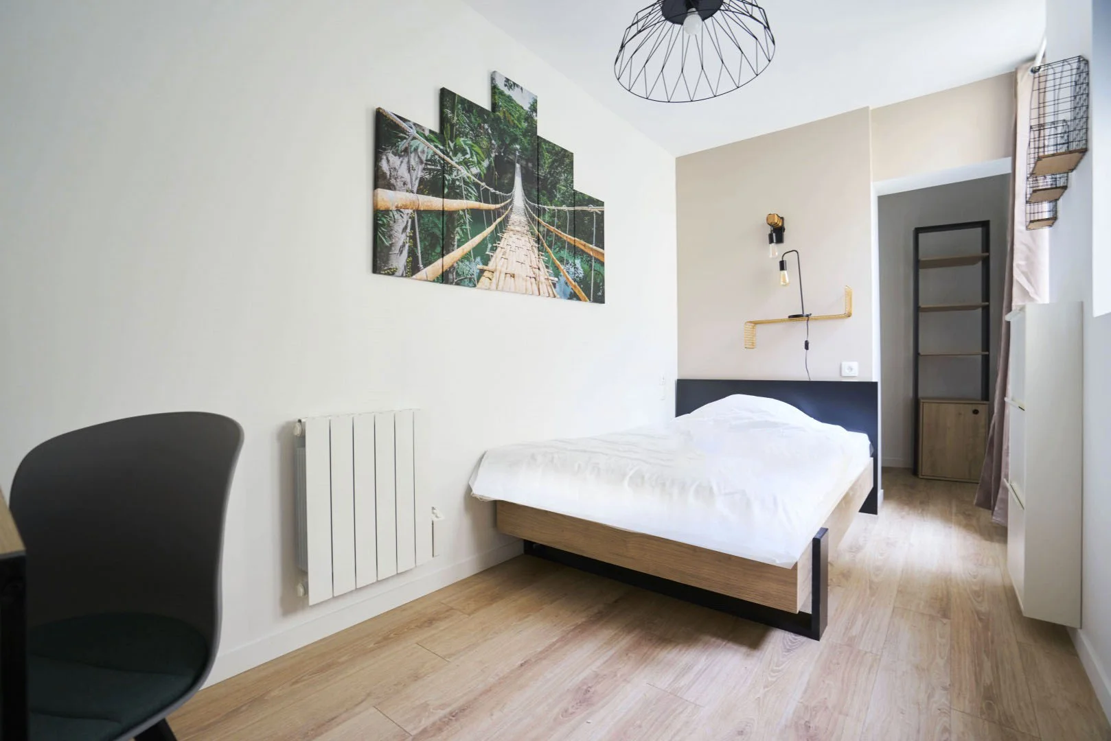 Pokój studencki w  z miejscem do nauki i wspólnymi udogodnieniami