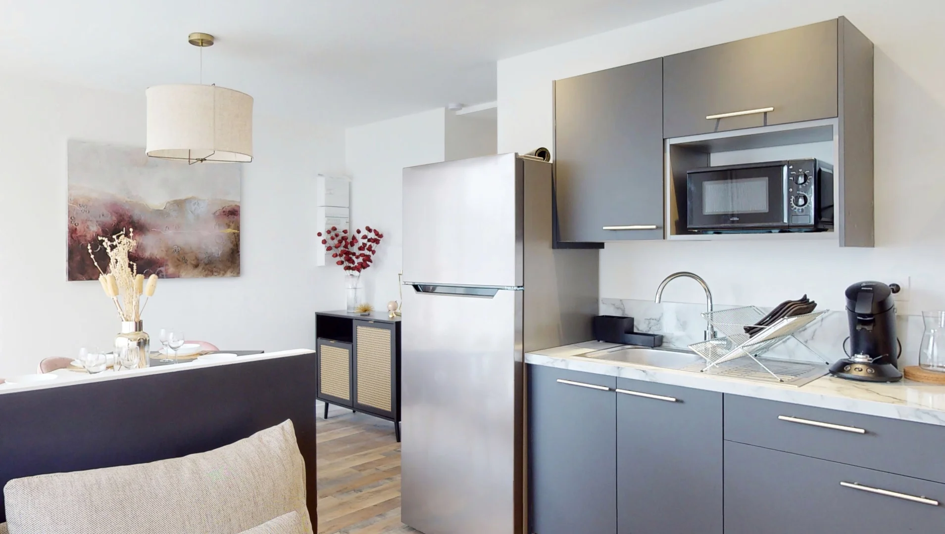 Habitación estudiantil luminosa y aireada con fácil acceso a la universidad en 