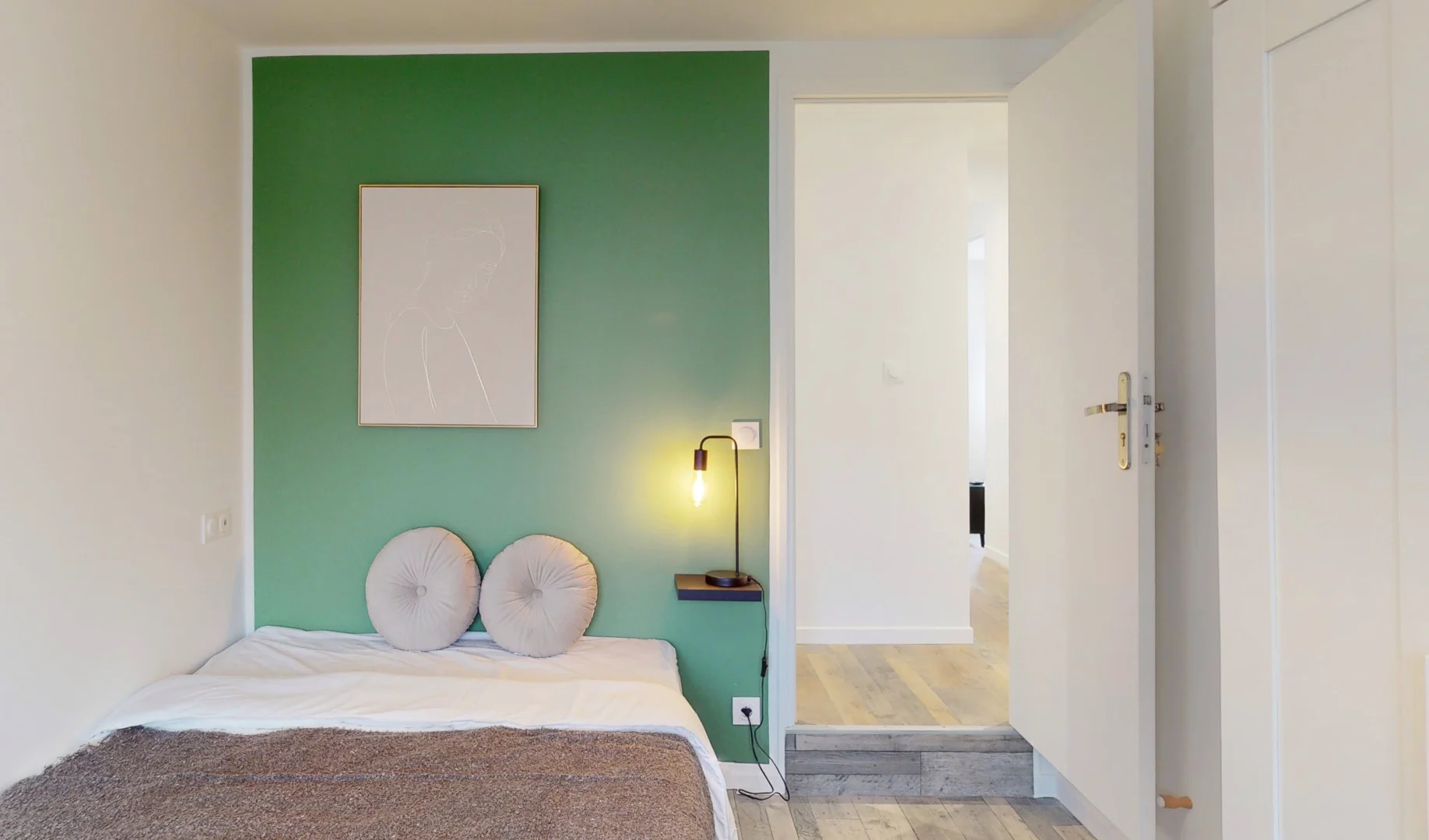 Habitación estudiantil luminosa y aireada con fácil acceso a la universidad en 