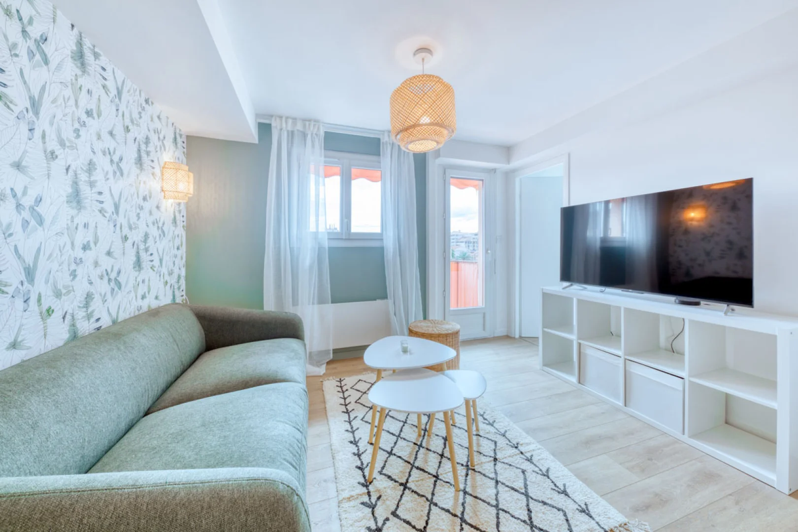 Affordable room for students with ample lighting in 