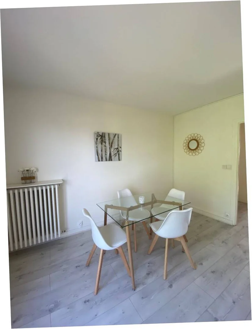 Chambre d'étudiant à  avec espace d'étude et installations communes
