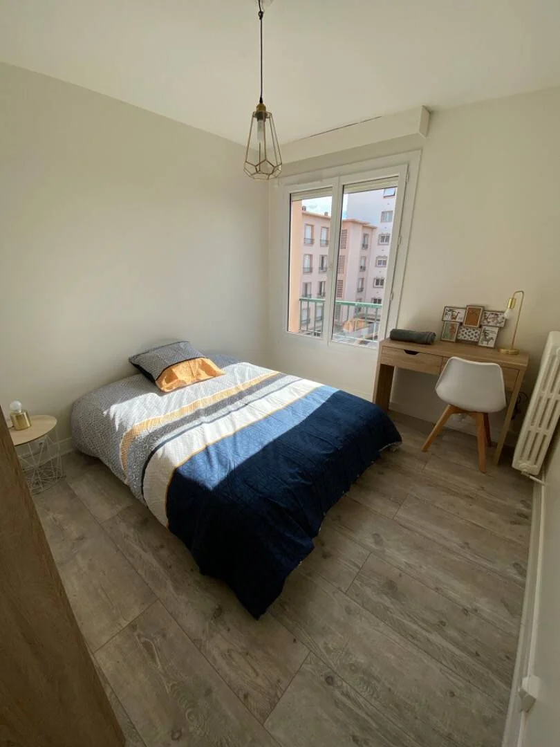 Chambre abordable pour les étudiants avec un bon éclairage dans 