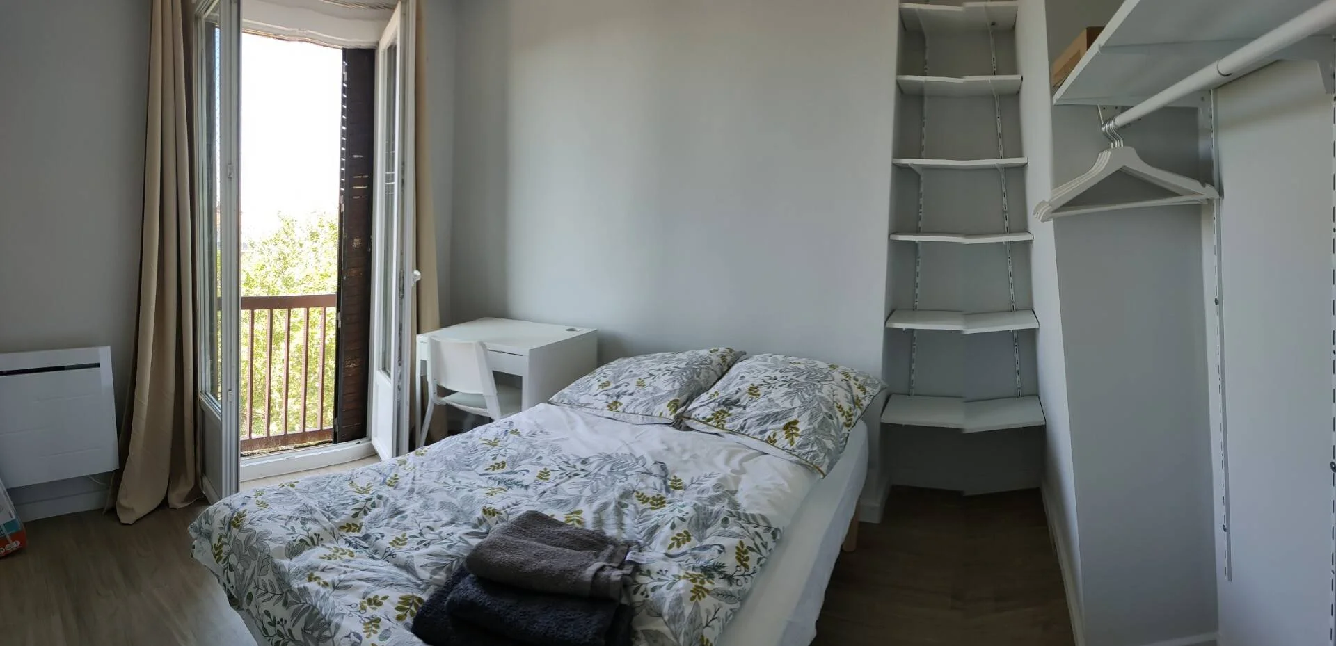 Bright and airy student room with easy university access in 