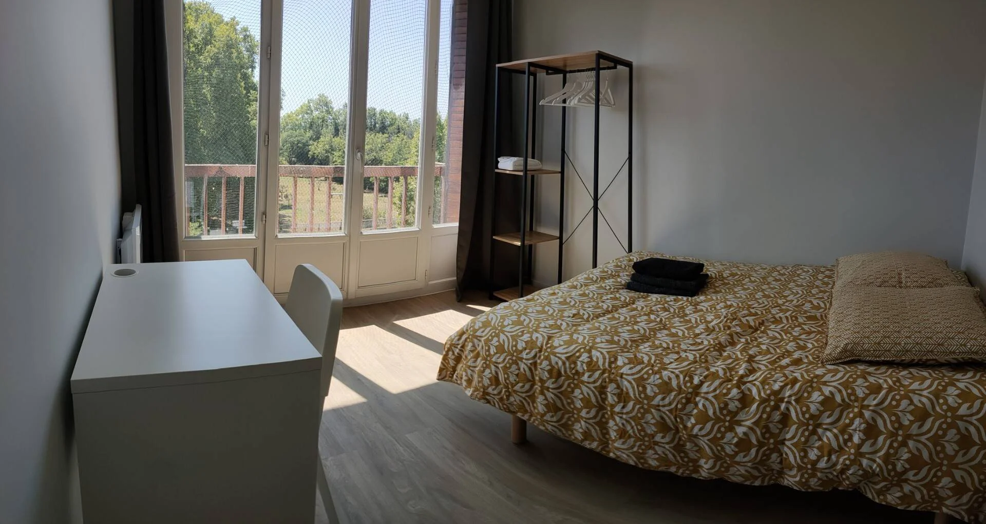 Affordable room for students with ample lighting in 