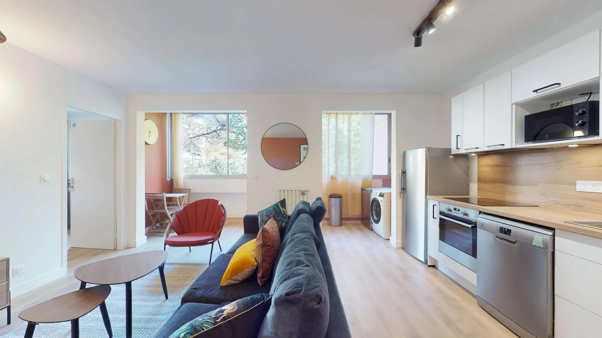 Bright and airy student room with easy university access in 
