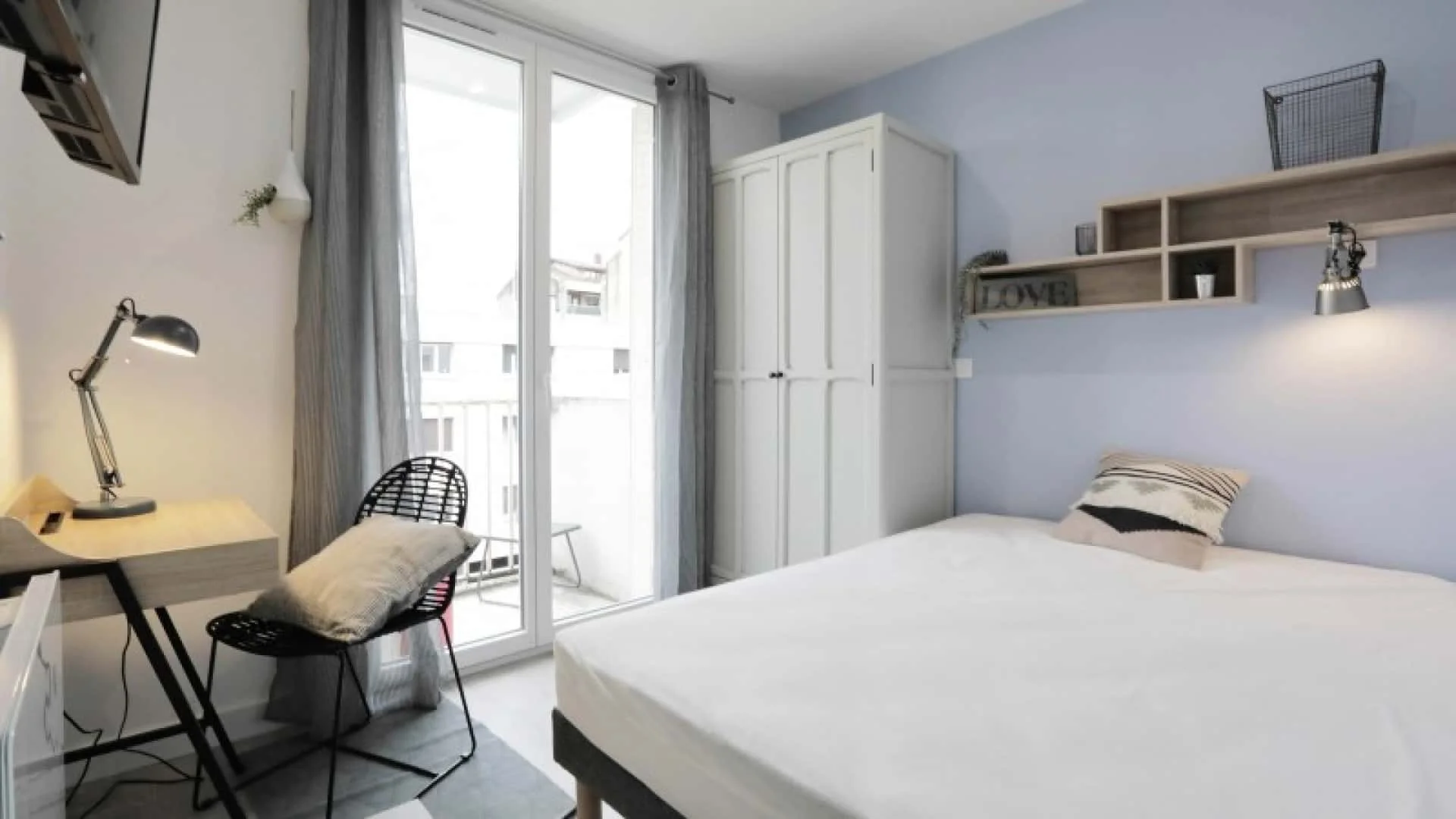 Quarto de estudante em  com área de estudo e instalações partilhadas