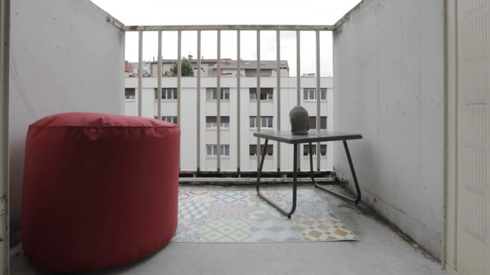 Quarto de estudante em  com área de estudo e instalações partilhadas