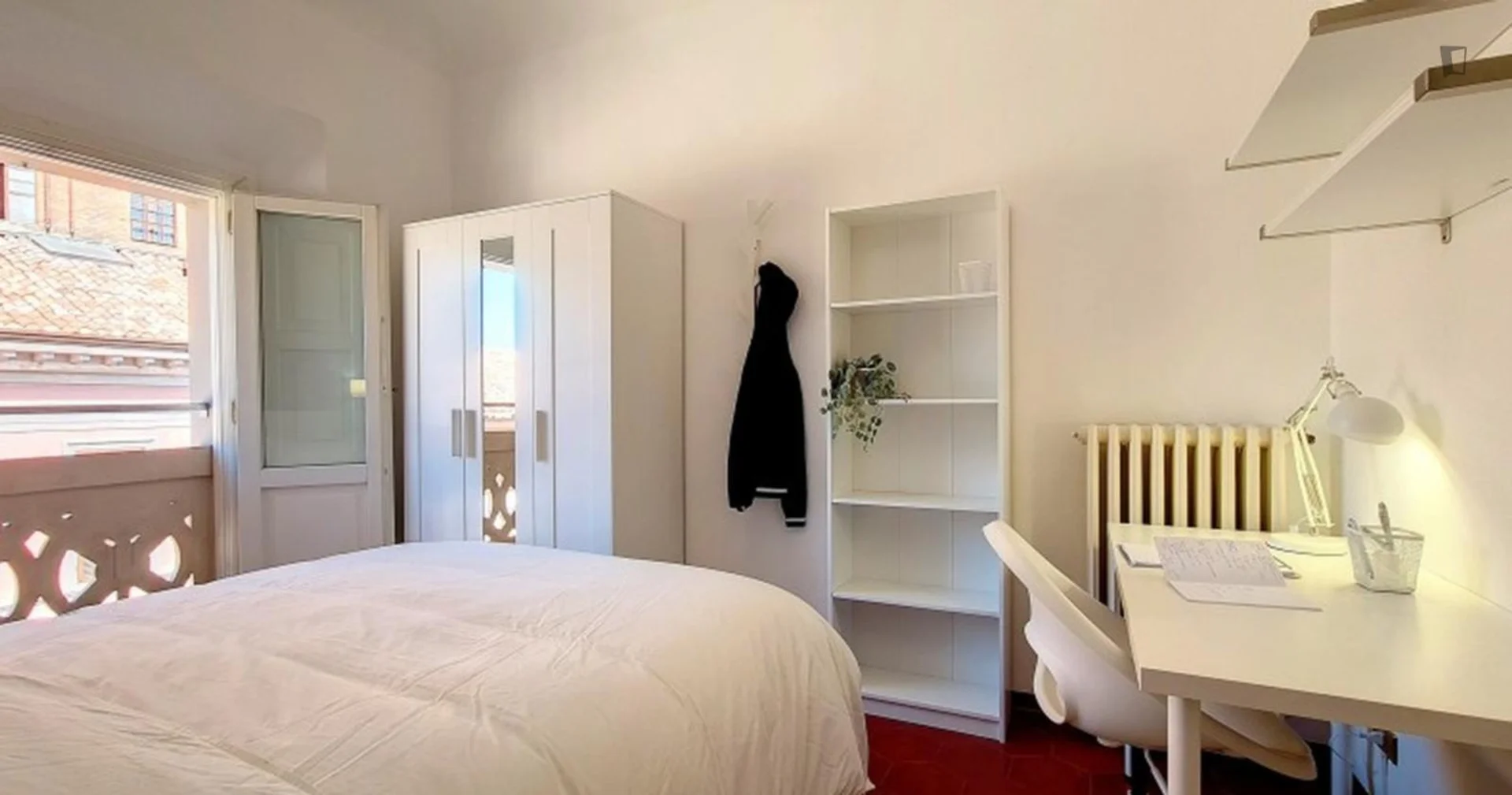 Chambre d'étudiant à  avec espace d'étude et installations communes