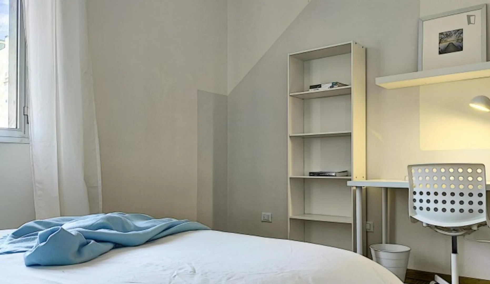 Jasny i przestronny pokój studencki z łatwym dostępem do uniwersytetu w 