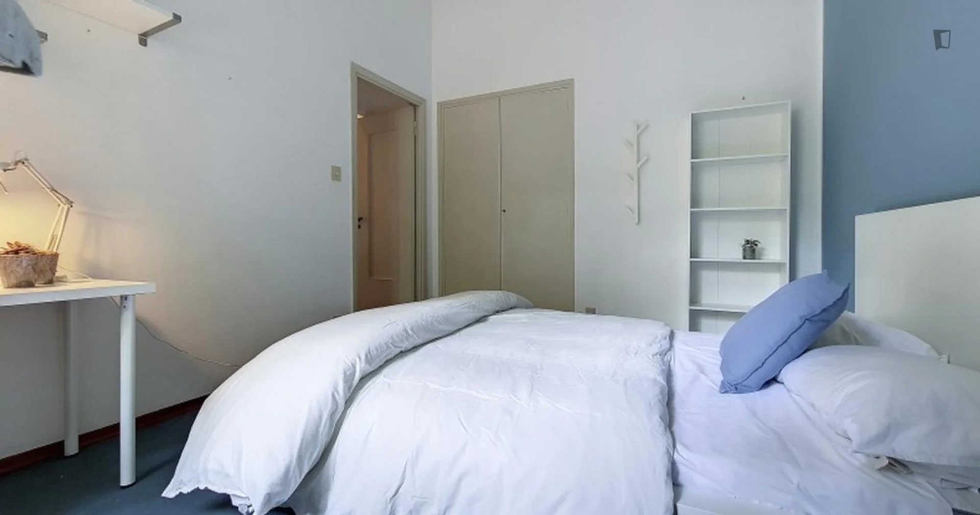 Quarto de estudante económico perto do campus em 