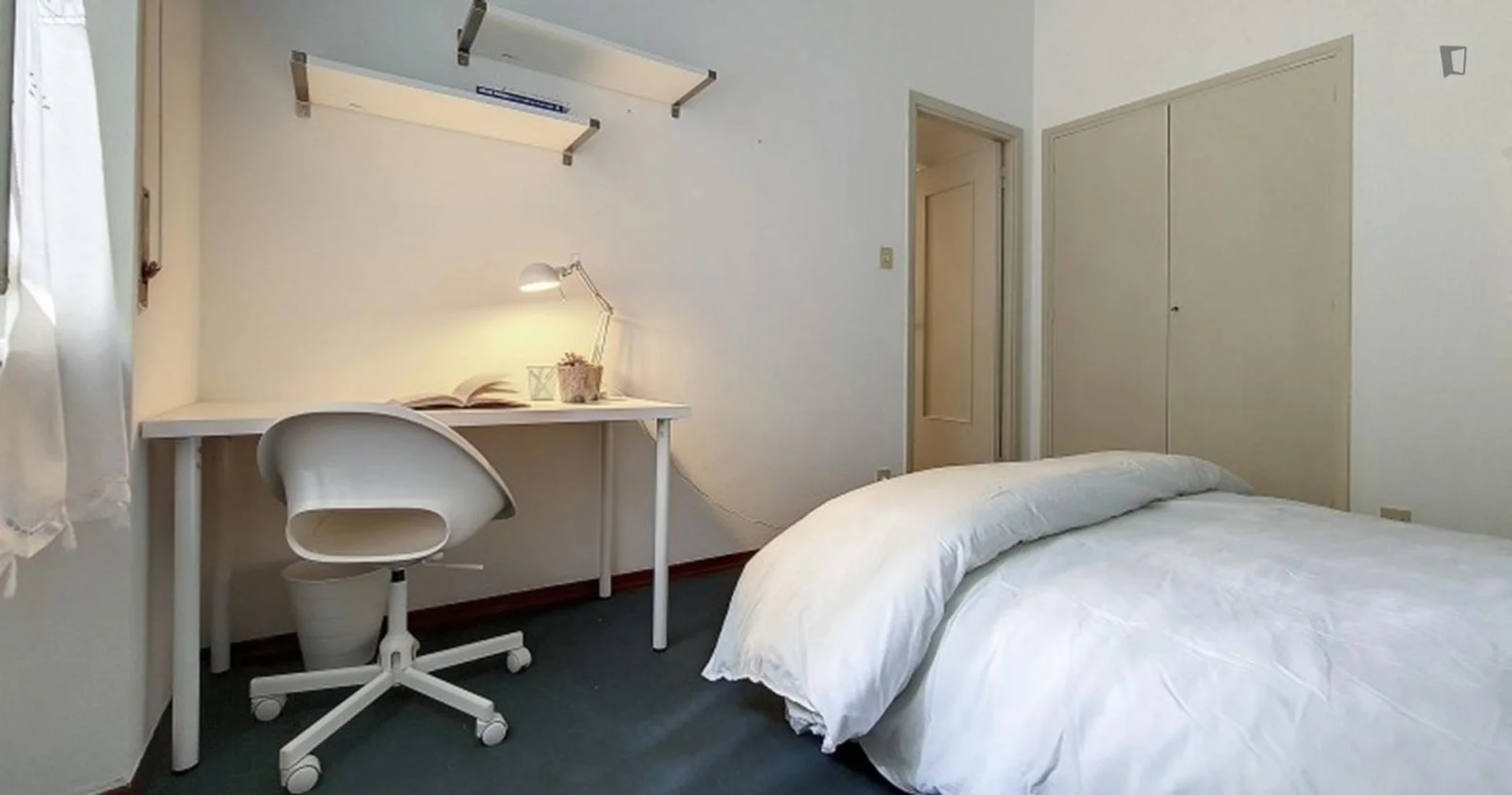 Quarto de estudante em  com área de estudo e instalações partilhadas