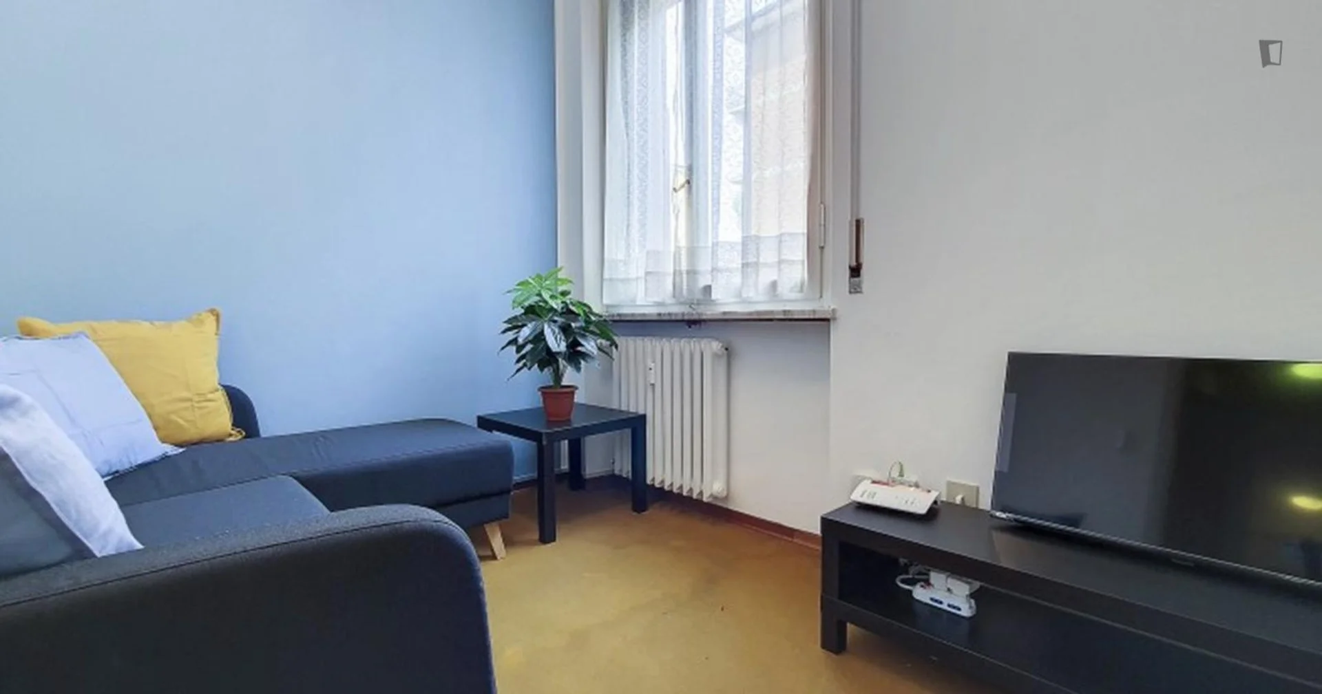Quarto acessível para estudantes com iluminação ampla em 