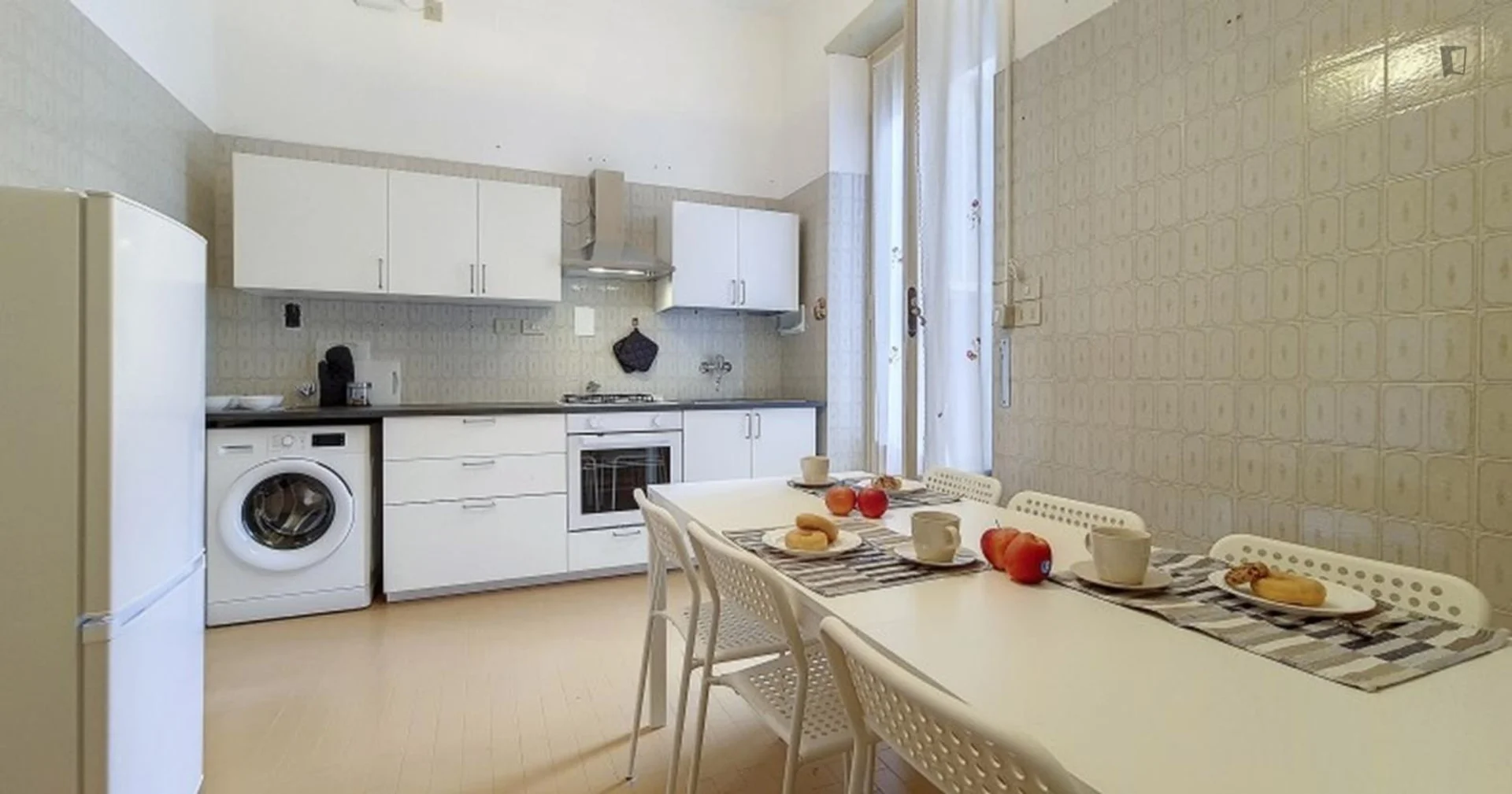 Quarto para alugar em apartamento de estudantes em , totalmente mobilado