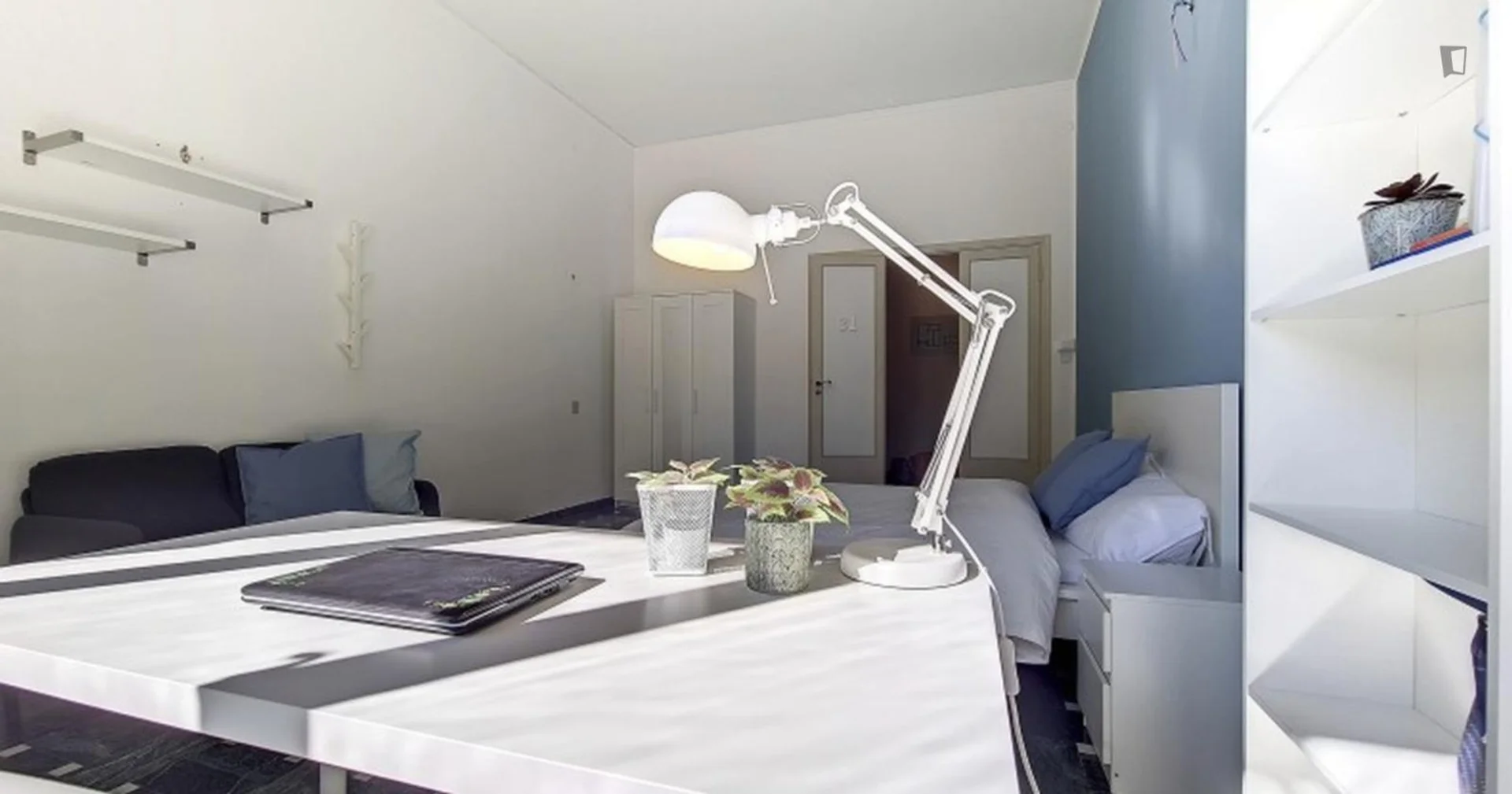 Quarto amigo do estudante em com comodidades modernas