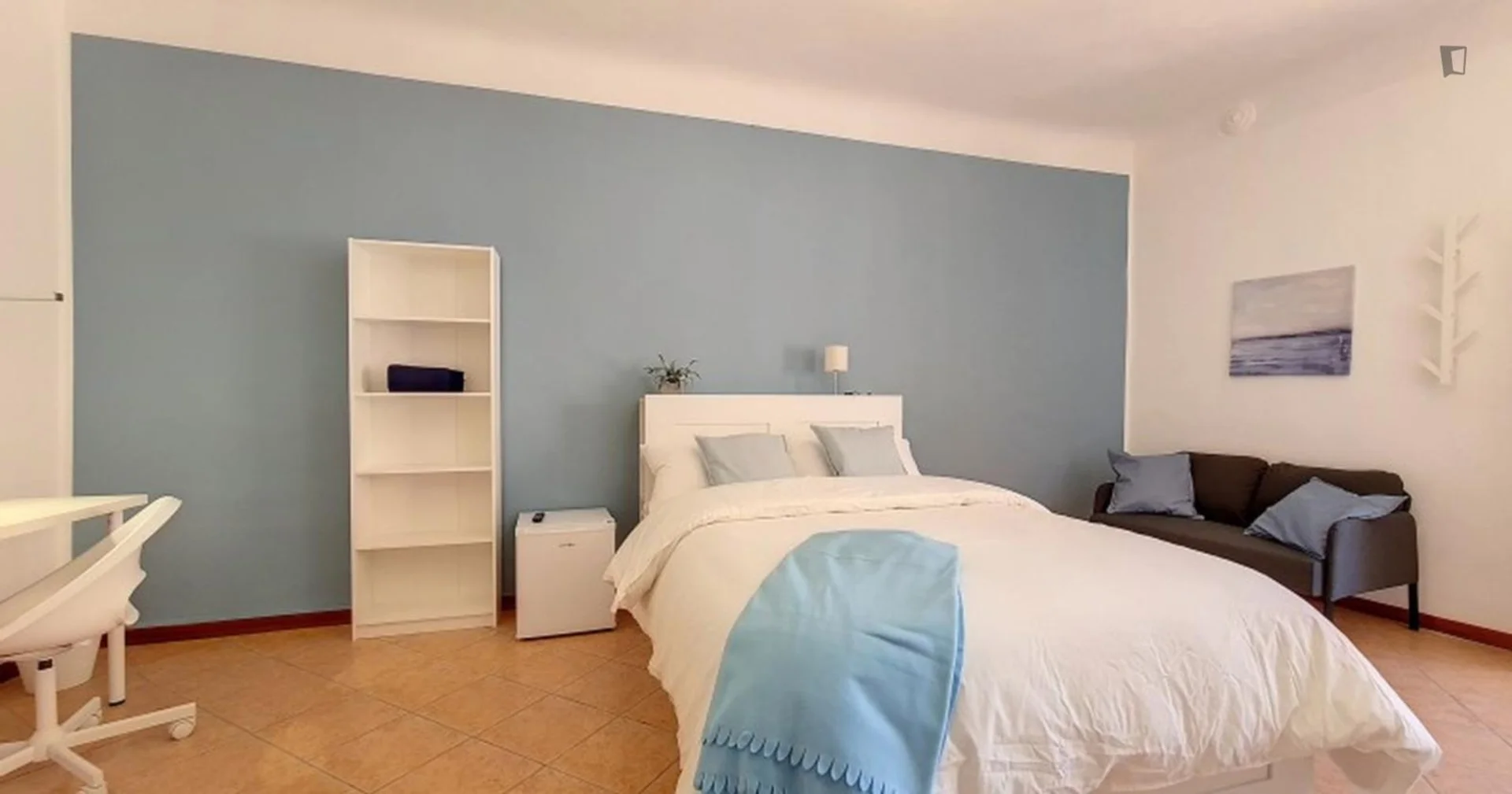 Chambre d'étudiant à  avec espace d'étude et installations communes