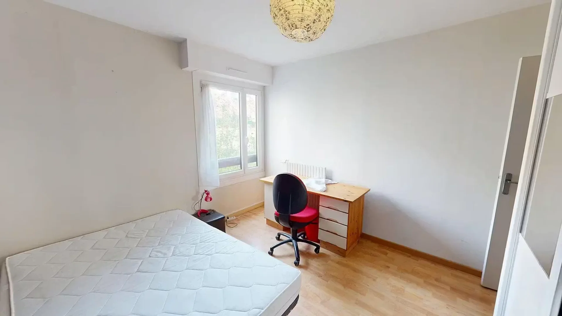 Quarto de estudante luminoso e arejado com acesso fácil à universidade em 