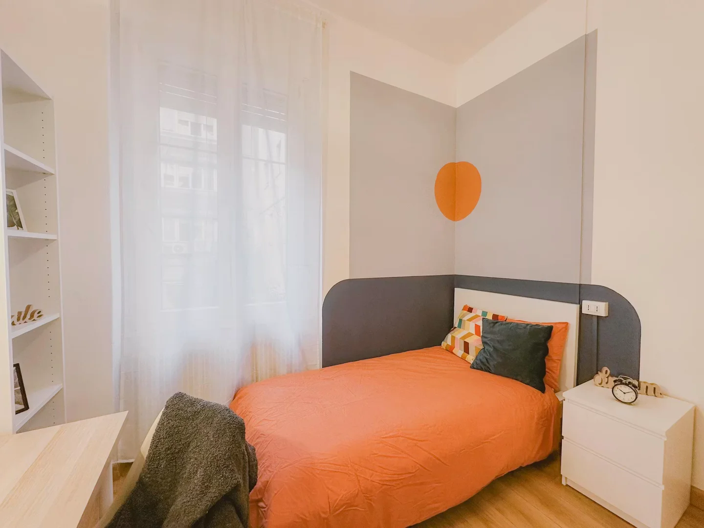 Habitación estudiantil amplia y cómoda en