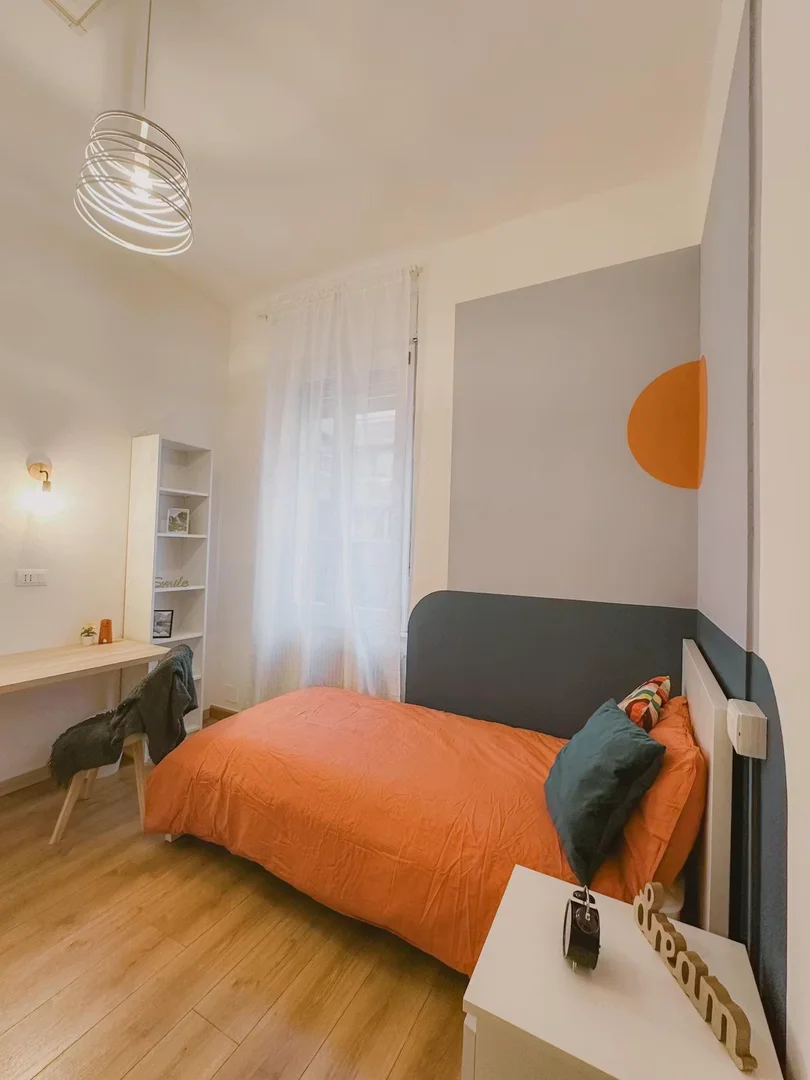 Habitación estudiantil amplia y cómoda en