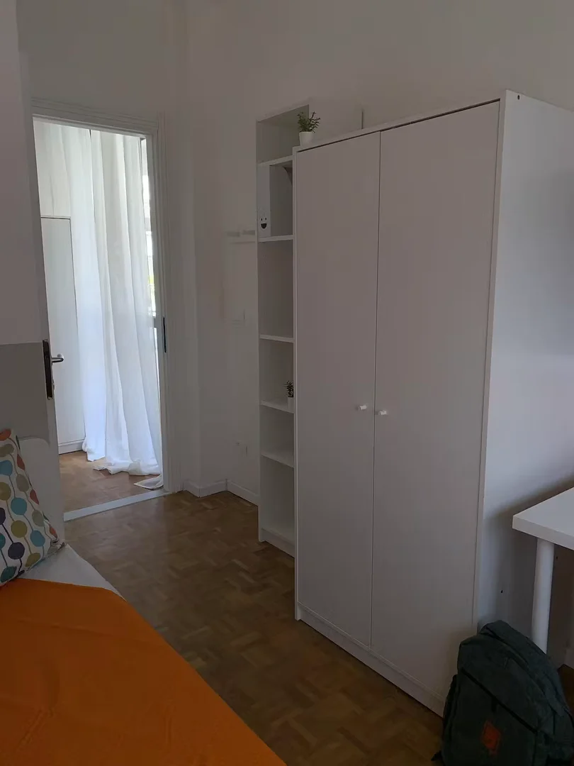 Habitación acogedora para estudiantes disponible en