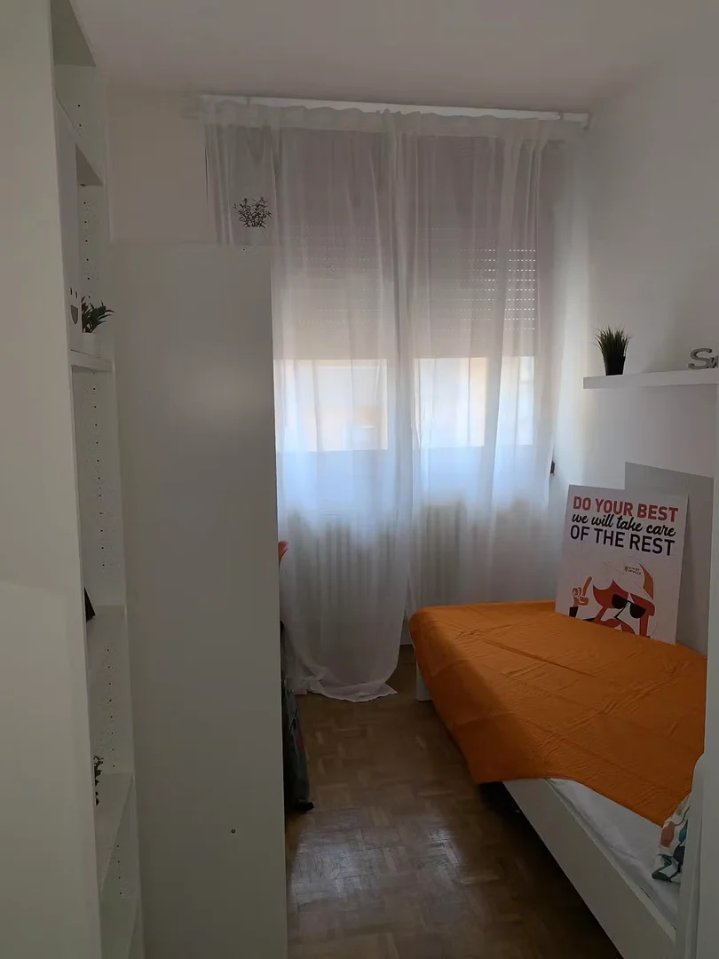 Habitación estudiantil luminosa y aireada con fácil acceso a la universidad en