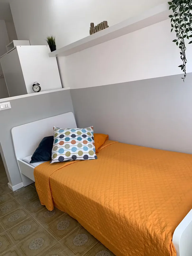 Habitación estudiantil luminosa y aireada con fácil acceso a la universidad en 