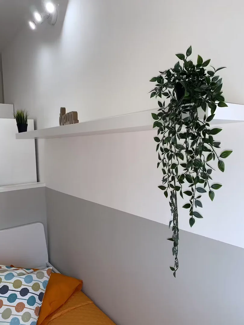 Habitación estudiantil funcional perfecta para estudiar en 
