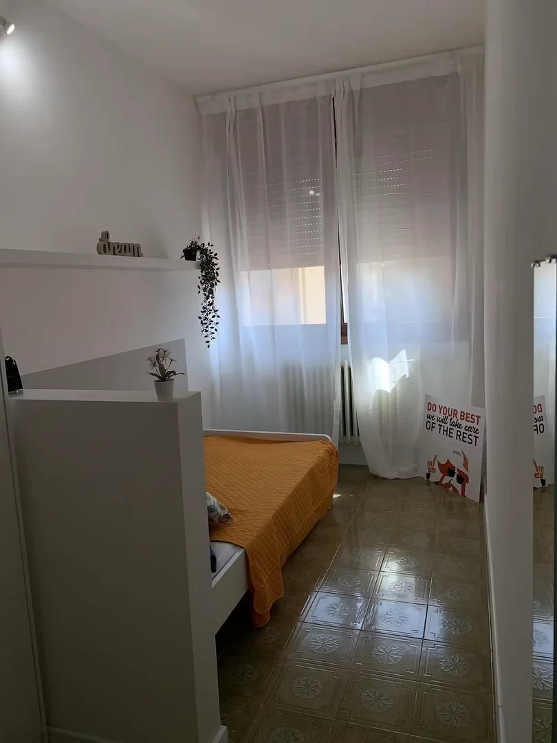 Habitación para estudiantes en  con área de estudio y facilidades compartidas