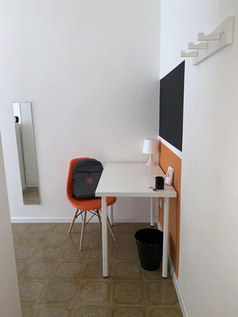 Habitación estudiantil funcional perfecta para estudiar en 